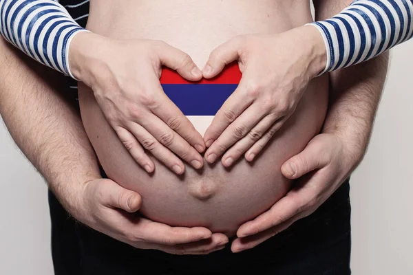 Srbský Rodinný Koncept Muž Objímající Těhotnou Ženu Břicho Srdce Vlajkou — Stock fotografie