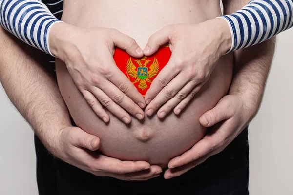 Koncepcja Rodziny Czarnogórskiej Mężczyzna Obejmując Ciąży Kobieta Brzuch Serce Flagą — Zdjęcie stockowe