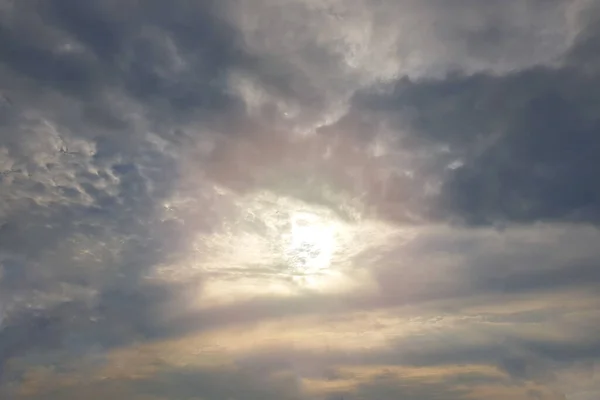 Sonne Gegen Graue Gewitterwolken — Stockfoto