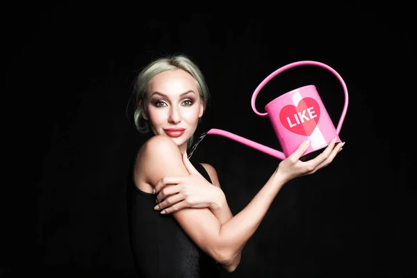 有魅力的女人拿着粉红的水壶 流行的博客概念 — 图库照片
