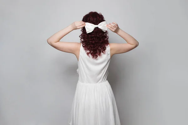 Красивая Женщина Белой Шелковистой Шпилькой Бабочки Рыжих Вьющихся Волосах Стоящих — стоковое фото