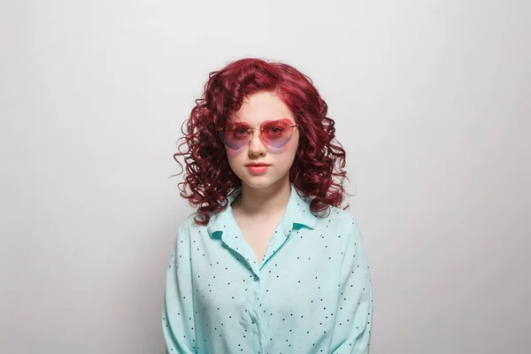 Porträt Einer Attraktiven Frau Blauem Hemd Und Herzförmiger Sonnenbrille Vor — Stockfoto
