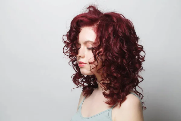 Красива Жінка Червоним Кучерявим Волоссям — стокове фото
