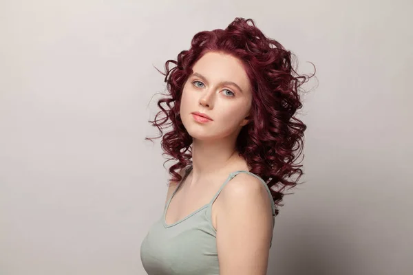Счастливая Женщина Рыжими Вьющимися Волосами Крупным Планом Белом Фоне Стены — стоковое фото