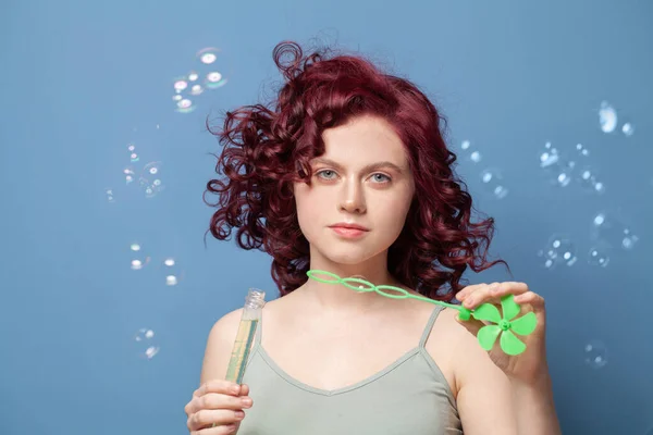 Pěkná Žena Červenými Kudrnatými Vlasy Make Foukání Mýdlové Bubliny Proti — Stock fotografie