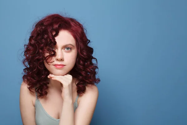 Okouzlující Žena Červenými Kudrnatými Vlasy Modrém Pozadí Studia — Stock fotografie