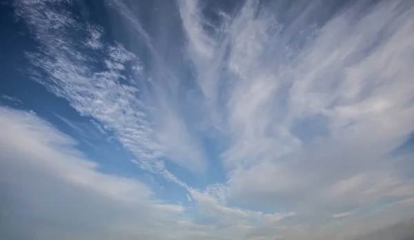 Fondo Azul Frío Del Cielo Invernal Con Nubes Cúmulos — Foto de Stock