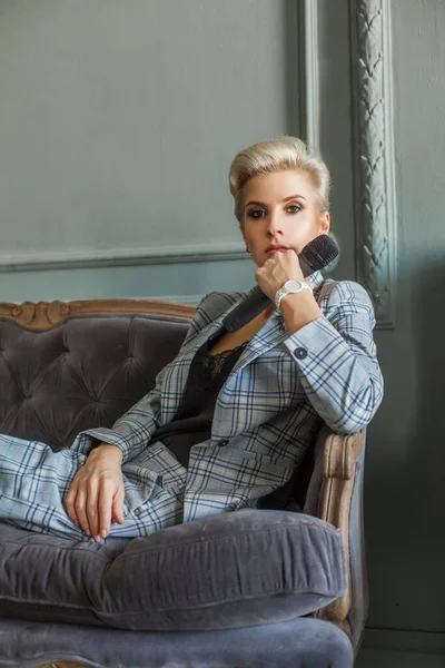 Porträtt Vacker Kvinna Journalist Bloggare Interwiever Blå Kostym Sitter Den — Stockfoto