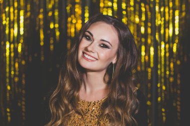 Altın bokeh arka planda makyajlı güzel bir kadın ünlü.