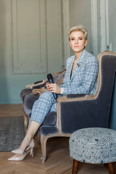 Hermosa Mujer Periodista Entrevistada Traje Azul Colinas Blancas Sentada Sofá — Foto de Stock