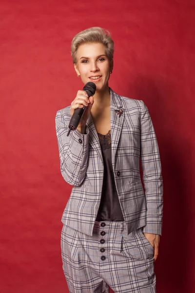 Bella Bionda Ospite Cantante Blogger Donna Giacca Cravatta Con Microfono — Foto Stock