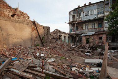 Yok edilen endüstriyel terk edilmiş bina