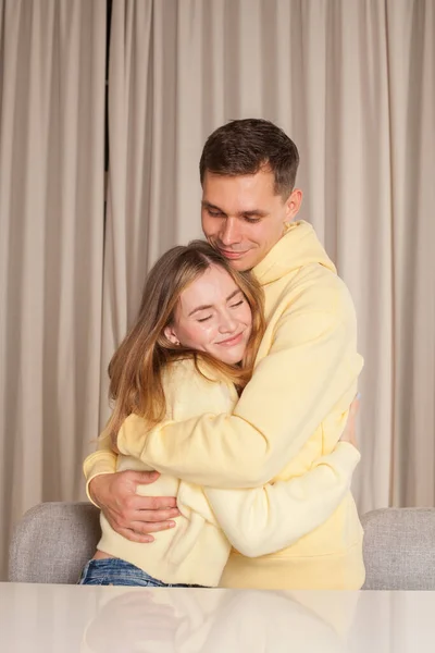 Sorrindo Homem Mulher Casal Capuzes Amarelos Abraçando Olhando Para Outro — Fotografia de Stock