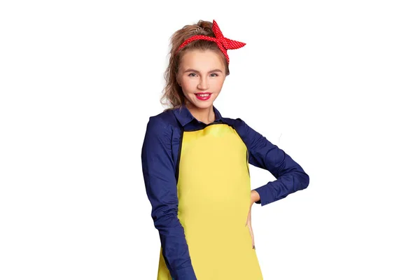 Glimlachende Vrouw Blauwe Gele Jurk Pinup Huisvrouw Met Trendy Make — Stockfoto