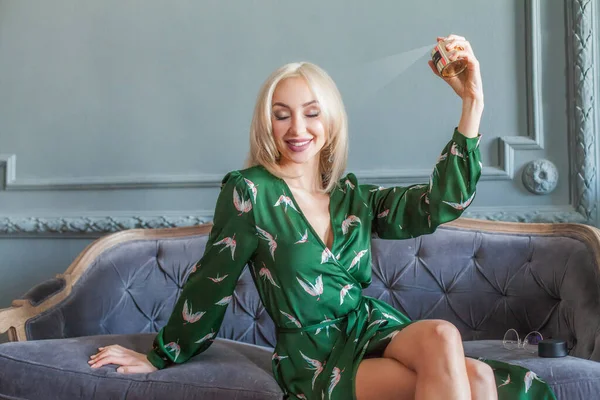 Schöne Glücklich Lächelnde Blonde Frau Grünem Kleid Sitzt Auf Blauem — Stockfoto