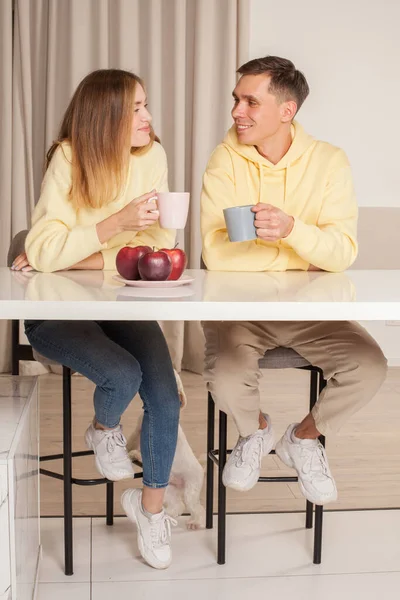 Happy Cherrful Couple Kitchen Sitting Table Drinking Cups — Stock Photo, Image