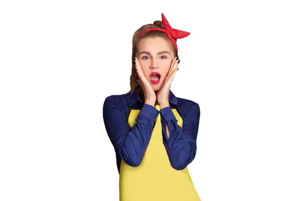 Удивлённая Женщина Синем Жёлтом Платье Пинап Домохозяйка Модным Макияжем Изолированы — стоковое фото