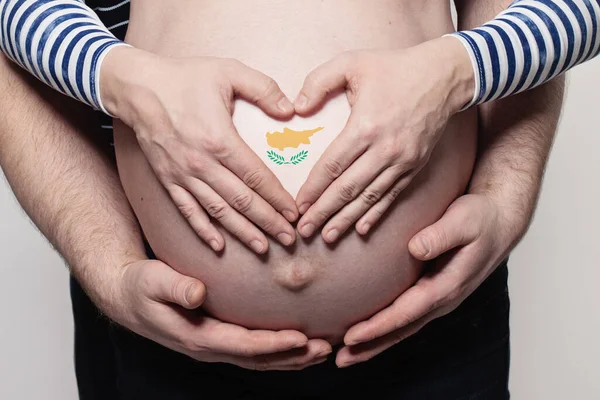 Concepto Familia Chipriota Hombre Abrazando Mujer Embarazada Vientre Corazón Con —  Fotos de Stock