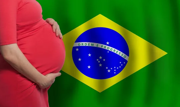 巴西国旗背景下的孕妇腹部 — 图库照片