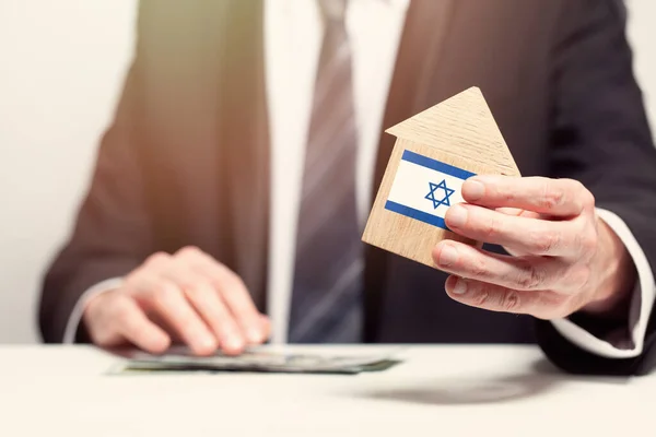 Üzletember Kéz Kezében Otthoni Modell Izraeli Zászlóval Biztosítási Tulajdonjogi Fogalmak — Stock Fotó