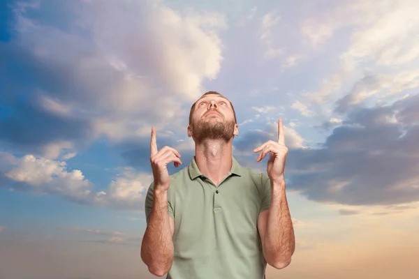 Człowiek Wskazujący Tle Zachmurzonego Nieba Religii Nadziei Wiary — Zdjęcie stockowe