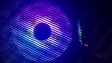Bilgisayar vantilatöründe renkli RGB neon ışığı, yeşil, mavi, pembe, mor
