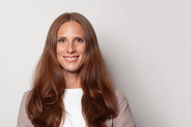 Mutlu gülümseyen, kendinden emin yetişkin kadın portresi. Güzel kadın yüzü. Yakın plan.. 