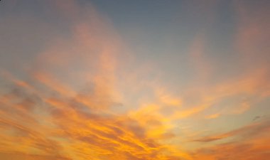 Dramatik gökyüzü manzarası. Gündoğumunda ve günbatımında bulutlu gece gökyüzü. Panoramik arkaplan