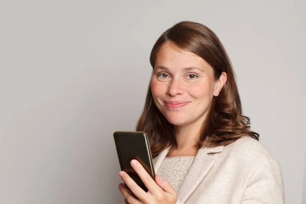 Amichevole Sorridente Donna Utilizzando Smartphone Sms Messaggistica Amico Controllo Social — Foto Stock