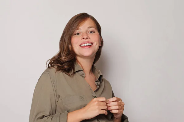 Beztroska Modelka Ubraniu Casual Śmiejąc Się Przed Szarą Ścianą Studio — Zdjęcie stockowe