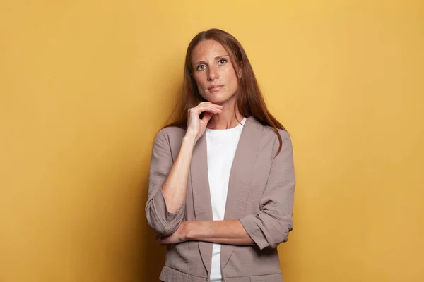 Połowa Dorosły Biznes Kobieta Stojąc Żółtym Tle Baner — Zdjęcie stockowe