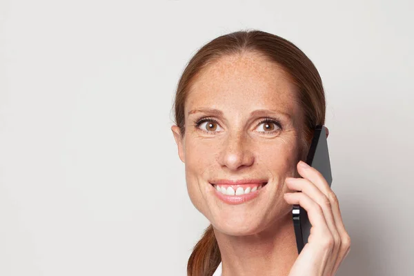 Detailní Portrét Dokonalé Ženy Chytrým Telefonem — Stock fotografie