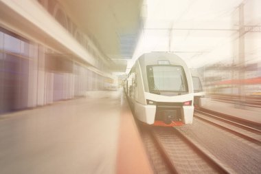 Tren istasyonunda hızlı, modern bir elektrikli tren.