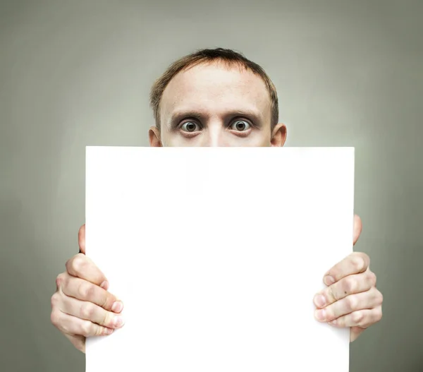 Homem Surpreso Segurando Papel Sinal Branco — Fotografia de Stock