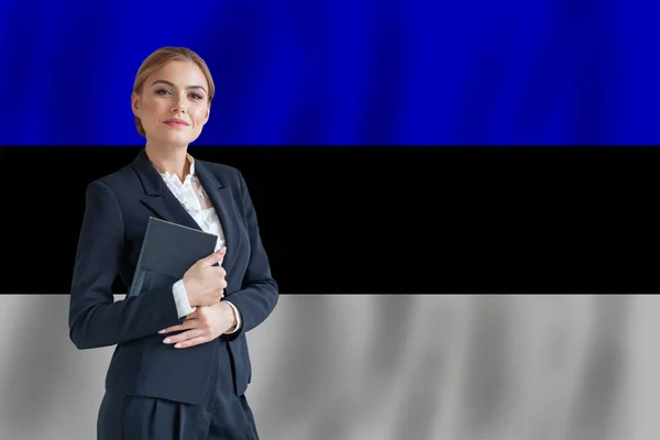 Estnische Geschäftsfrau Auf Der Flagge Estlands Digitaler Nomade Geschäft Startup — Stockfoto