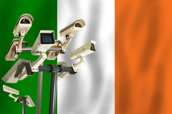Cctv Kamera Írország Lobogója Alatt Felügyeleti Biztonsági Ellenőrzési Totalitárius Koncepció — Stock Fotó