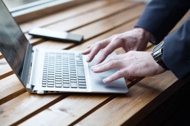 İşadamı elleri dizüstü bilgisayarda yazarken klavyeyi kapat