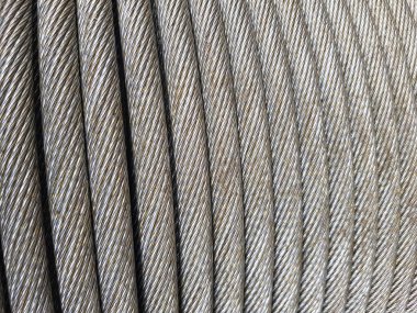 Gri kablo, çelik metal halat sarmalı, soyut spiral desen