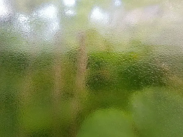 Mistig Raam Glas Met Regendruppels Groene Natuur Achtergrond — Stockfoto