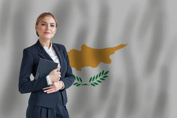 キプロスの旗の上にキプロスのビジネス女性デジタル遊牧民 ビジネス スタートアップの概念 — ストック写真