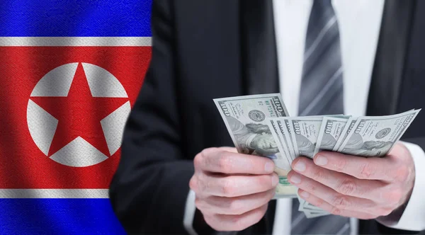 Mãos Segurando Dinheiro Dólar Bandeira Coreia Norte — Fotografia de Stock