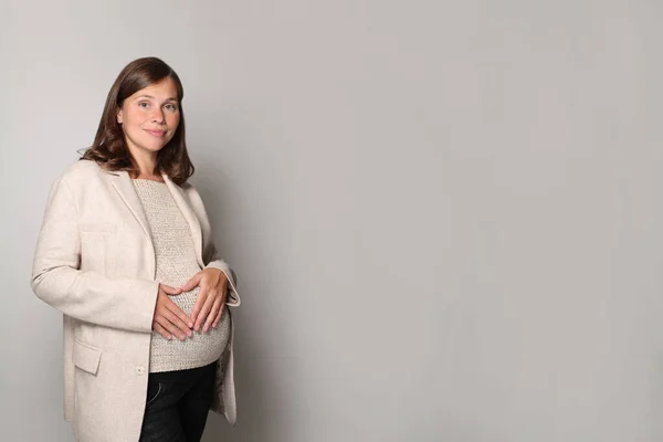 Mujer Embarazada Bastante Joven Haciendo Corazón Mano Sobre Vientre Mientras —  Fotos de Stock