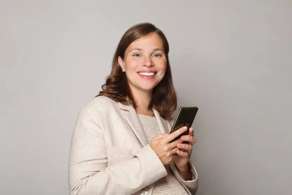 Schwangerschaft Technologie Und Menschen Konzept Schöne Glückliche Schwangere Mit Smartphone — Stockfoto
