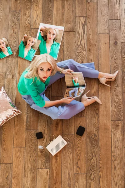 Mooie Blonde Vrouw Groen Shirt Lezen Tijdschrift Kijken Naar Camera — Stockfoto