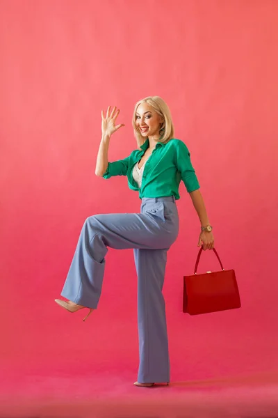 Shopaholic Blonde Vrouw Groen Shirt Blauwe Jeans Gaan Winkelen Roze — Stockfoto