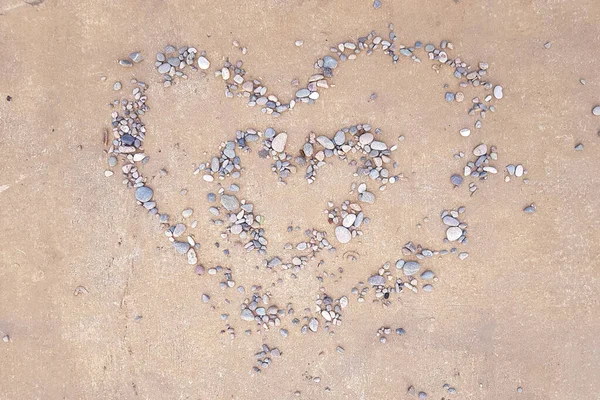 砂子上的卵石心 情人节的概念 — 图库照片