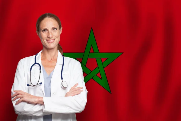 モロッコの旗の上にモロッコの一般開業医の医師のGp — ストック写真