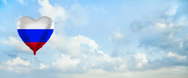 Bandera Rusia Sobre Globo Forma Corazón Sobre Fondo Nubes Cielo — Foto de Stock