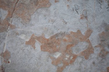 Gri ve kırmızı taş desen, arkaplanda çatlaklar, soyut arkaplan