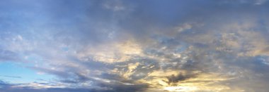 Gün batımından önce bulutlu güzel gökyüzü